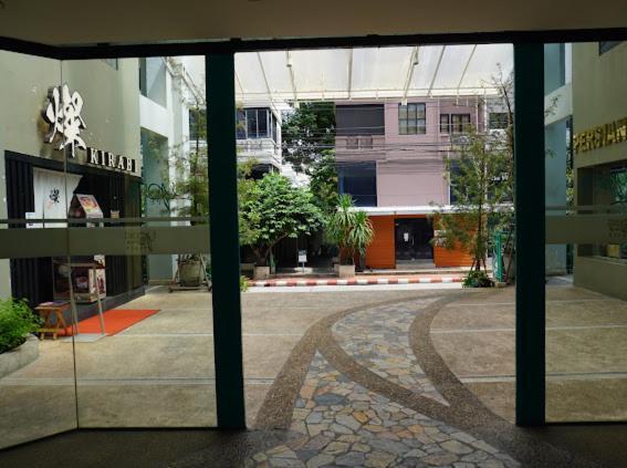 Young Place Bangkok Buitenkant foto